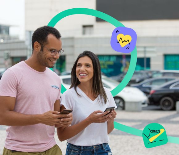 Deux personnes qui marchent avec leurs téléphones